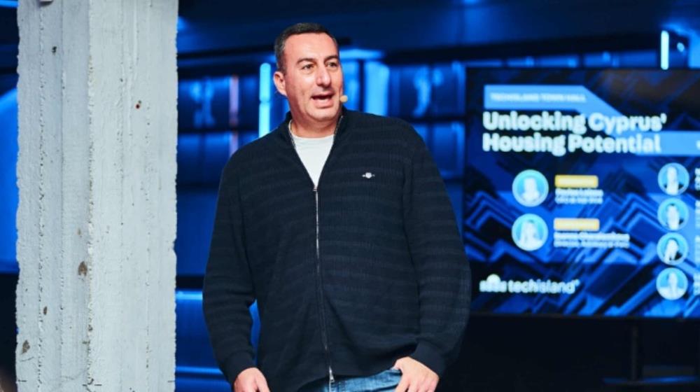 5340950296704575 MixCollage-04-Dec-2025-03-43-PM-4940