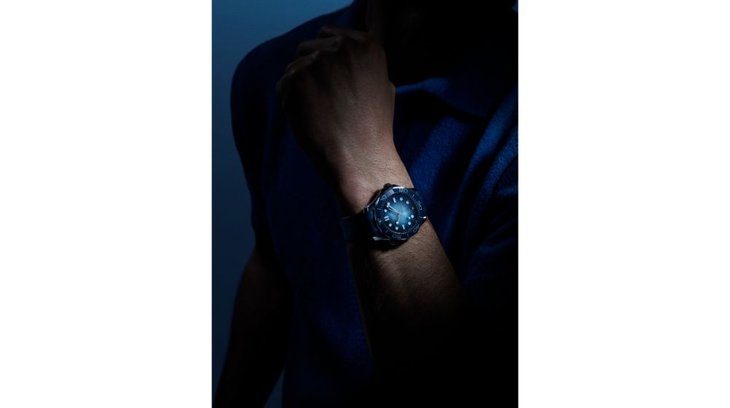 OMEGA_210.32.42.20.03.003_SEA_D300_Rubber_wristshot-man(1)