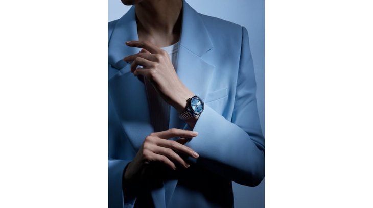 OMEGA_220.10.38.20.03.004_SEA_AT_wristshot-woman