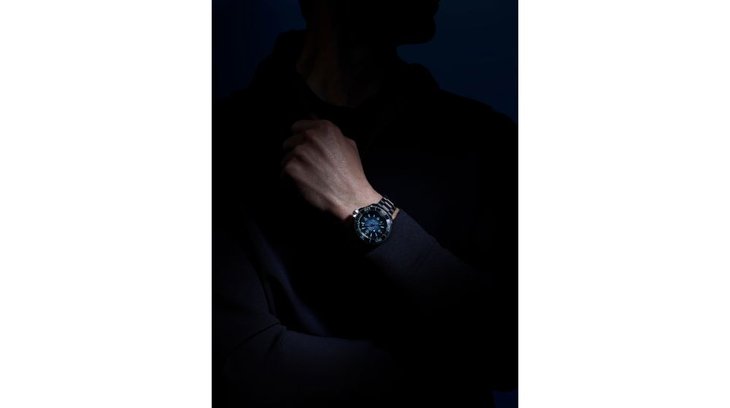 OMEGA_215.30.46.21.03.002_SEA_UD_wristshot-man