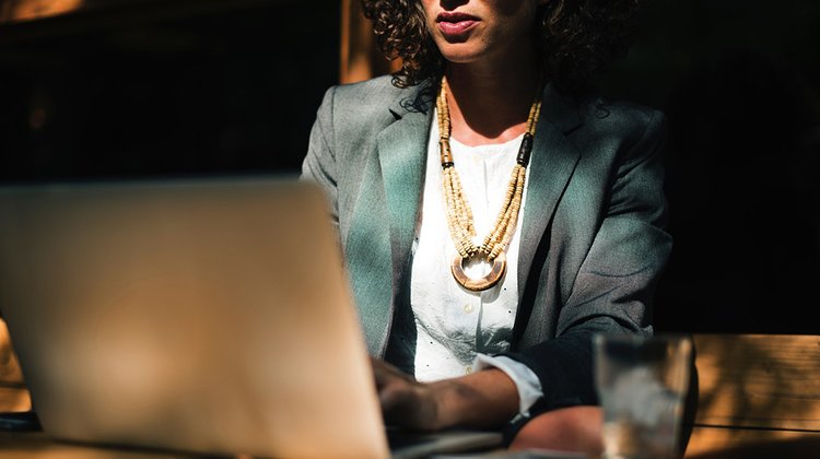 woman_laptop_tech