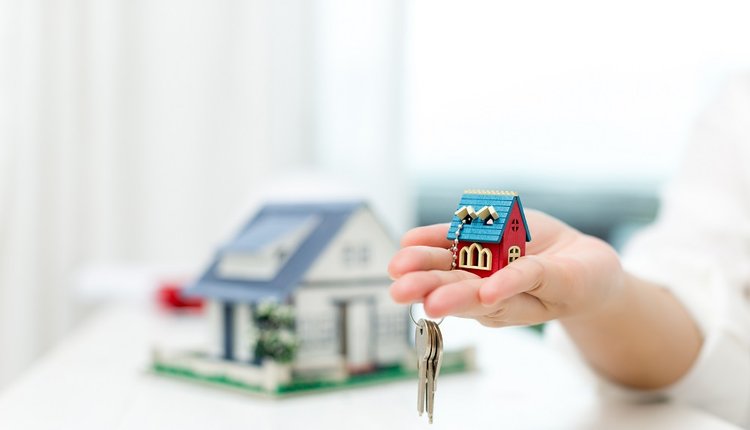 real-estate-agent-with-house-model-keys