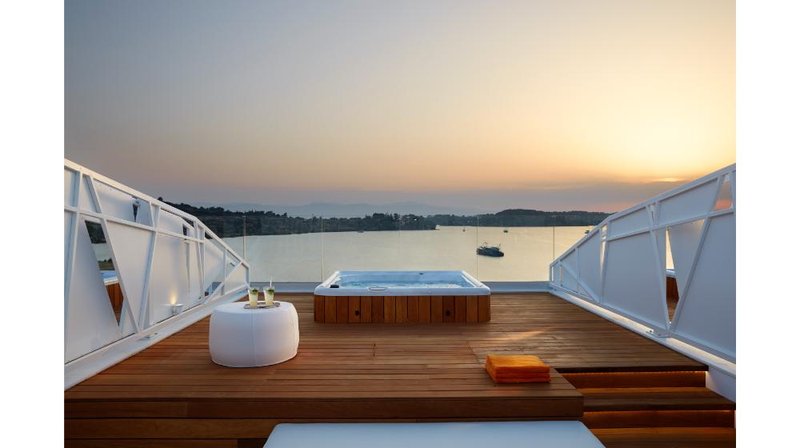 Ultra Roof Top Suite with Jacuzzi & Sea View (1)